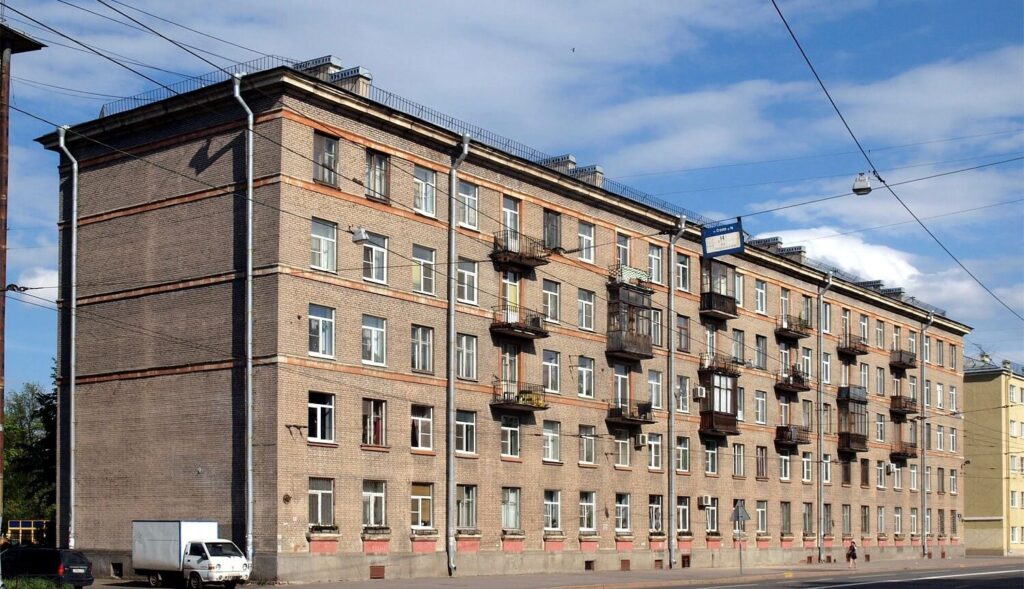 Серийная сталинка в Санкт-Петербурге